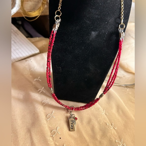 🌹Red seed bead Necklace w/3 charms - Picture 1 of 4